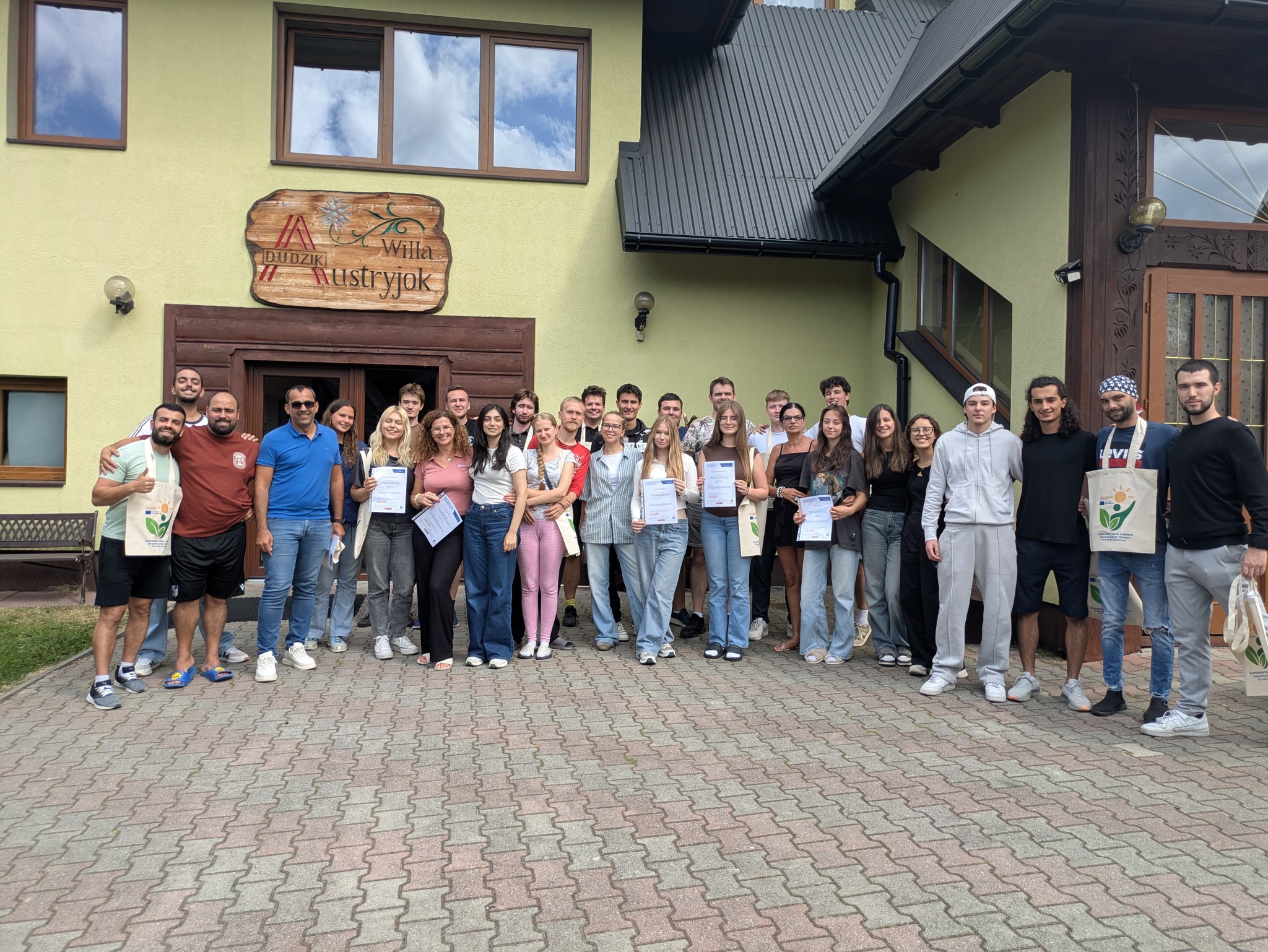 Zrównoważeni Liderzy Przyszłości: Wspieranie Pracowników Młodzieżowych na rzecz Zielonego Jutra – 2025